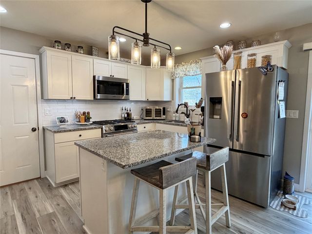 332 S 11th Avenue W, Newton, IA 50208