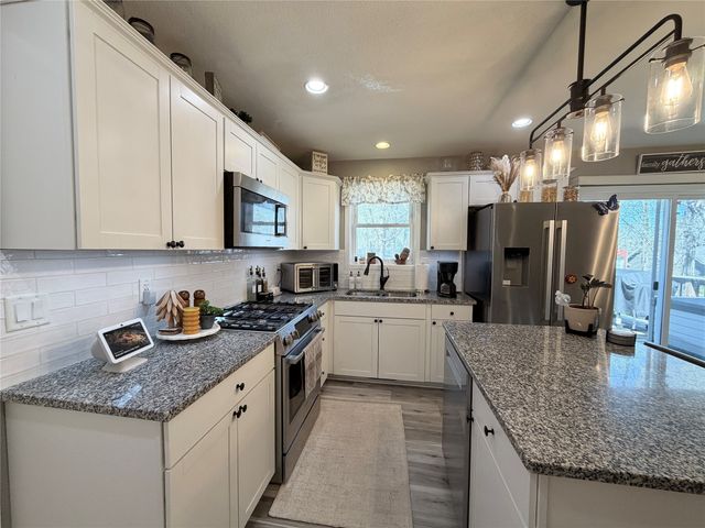 332 S 11th Avenue W, Newton, IA 50208