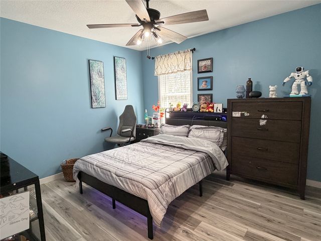 332 S 11th Avenue W, Newton, IA 50208