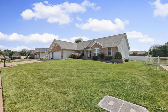 1805 Summerfield Lane, Godfrey, IL 62035