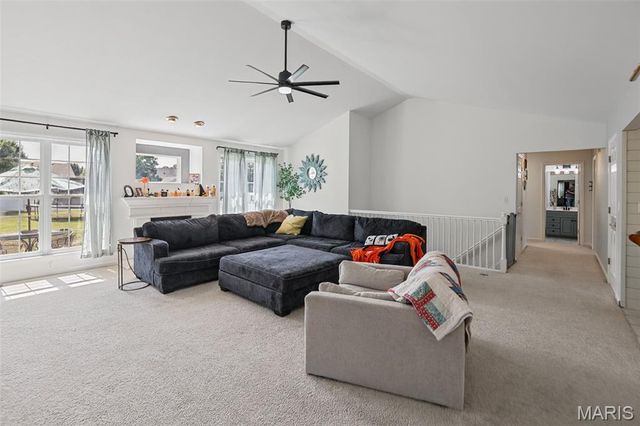 1805 Summerfield Lane, Godfrey, IL 62035