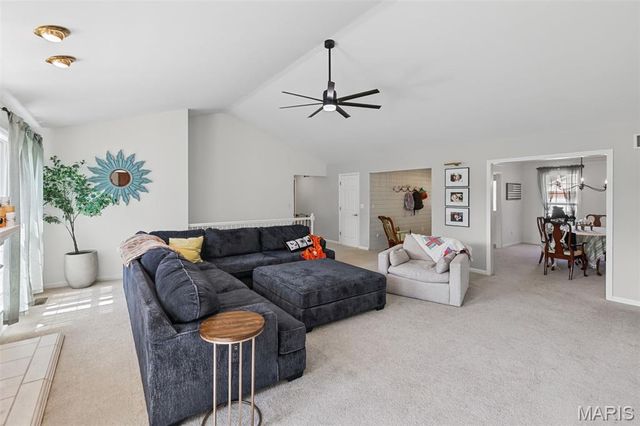 1805 Summerfield Lane, Godfrey, IL 62035