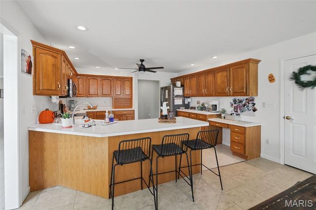 1805 Summerfield Lane, Godfrey, IL 62035