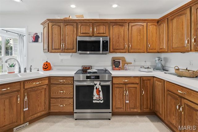 1805 Summerfield Lane, Godfrey, IL 62035