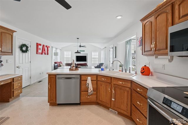 1805 Summerfield Lane, Godfrey, IL 62035