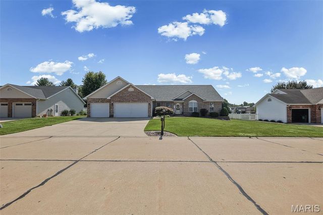 1805 Summerfield Lane, Godfrey, IL 62035
