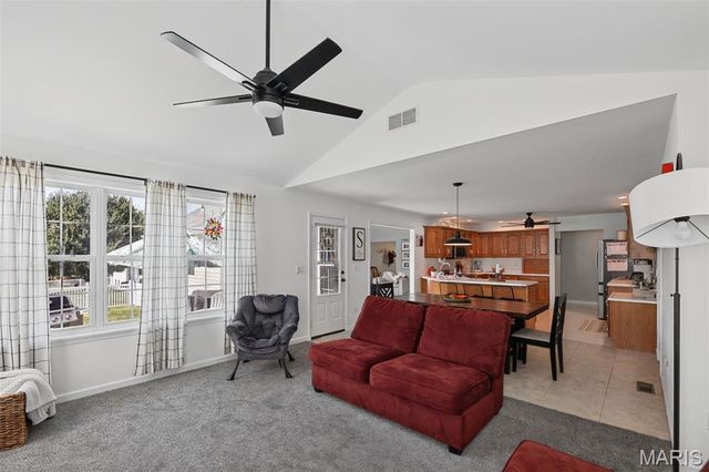 1805 Summerfield Lane, Godfrey, IL 62035