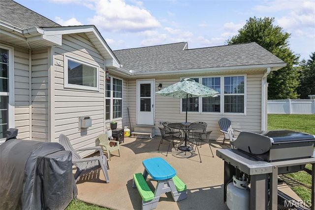 1805 Summerfield Lane, Godfrey, IL 62035