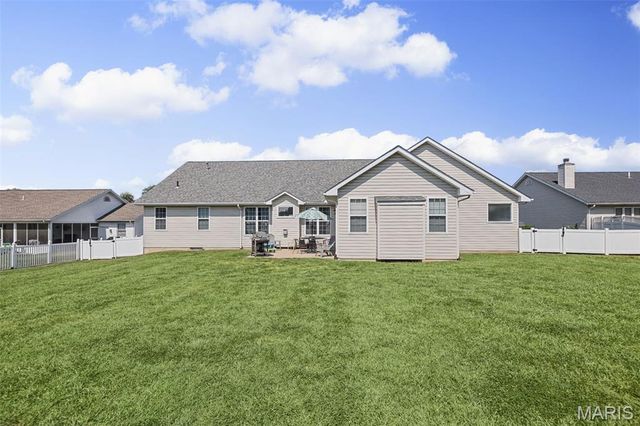 1805 Summerfield Lane, Godfrey, IL 62035