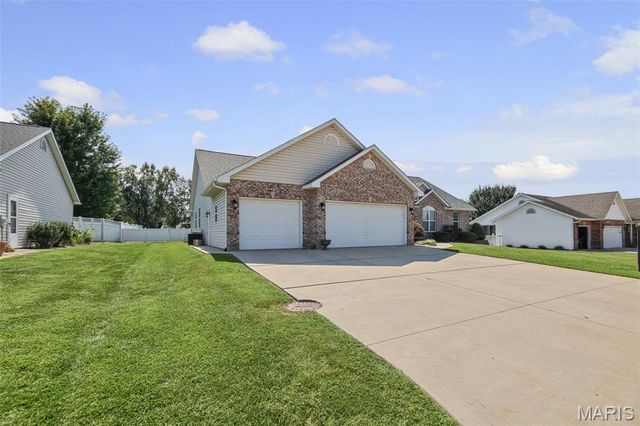 1805 Summerfield Lane, Godfrey, IL 62035