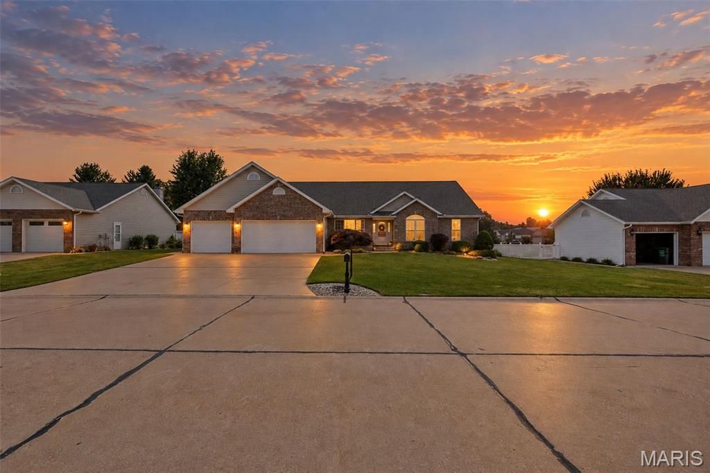 1805 Summerfield Lane, Godfrey, IL 62035
