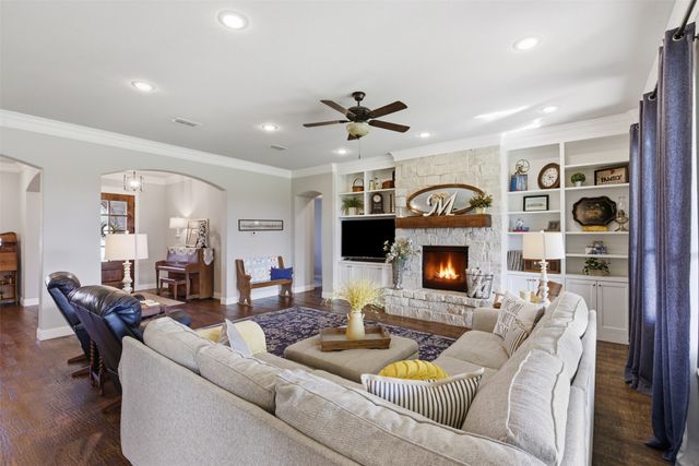 1201 Parkway Lane, Pilot Point, TX 76258