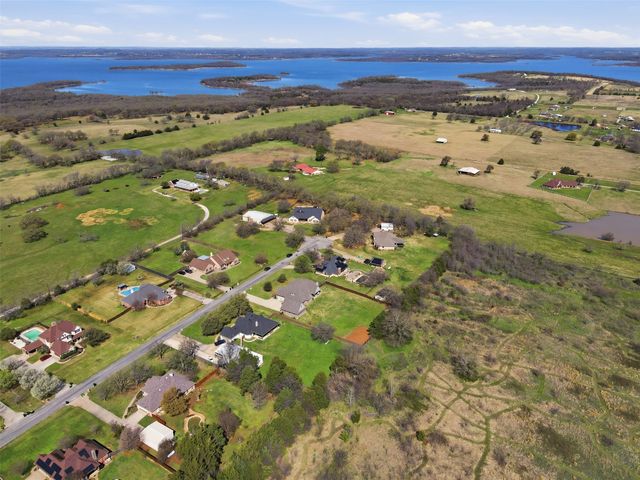 1201 Parkway Lane, Pilot Point, TX 76258