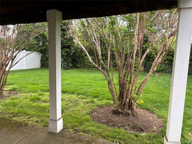 18 Polo Lane, Westbury, NY 11590
