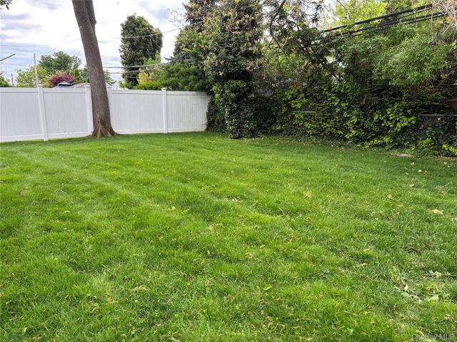 18 Polo Lane, Westbury, NY 11590