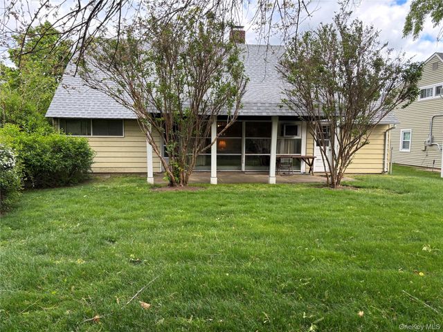 18 Polo Lane, Westbury, NY 11590