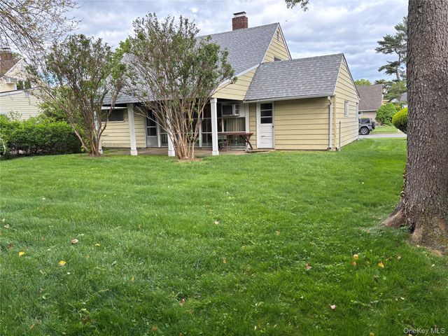 18 Polo Lane, Westbury, NY 11590