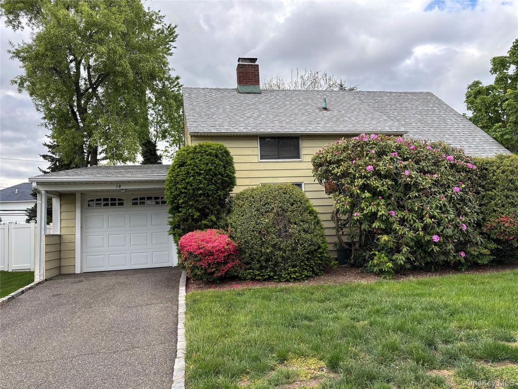 18 Polo Lane, Westbury, NY 11590
