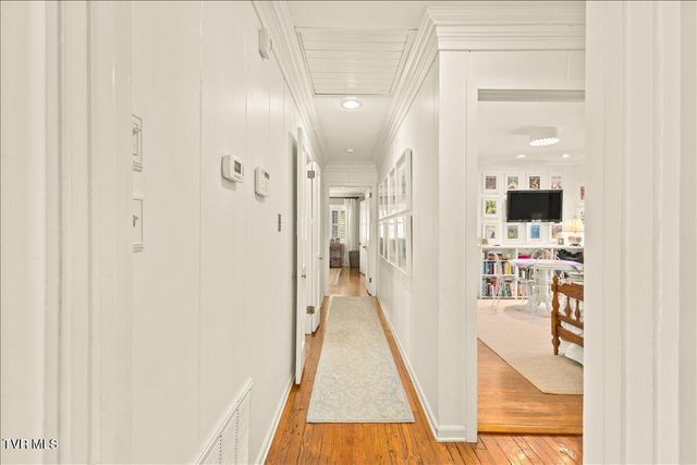 802 South Mountain View Circle, Johnson City, TN 37601