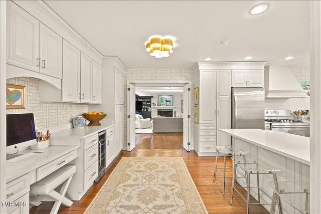 802 South Mountain View Circle, Johnson City, TN 37601