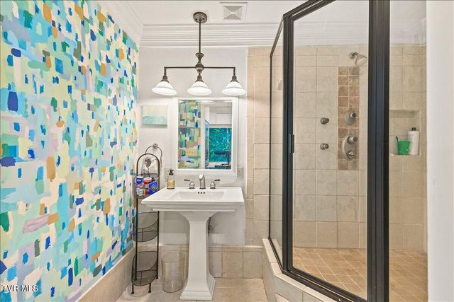802 South Mountain View Circle, Johnson City, TN 37601