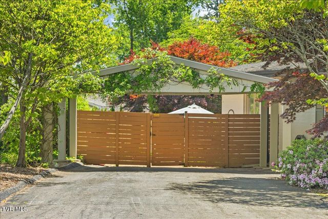 802 South Mountain View Circle, Johnson City, TN 37601