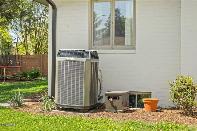802 South Mountain View Circle, Johnson City, TN 37601