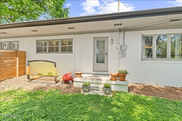 802 South Mountain View Circle, Johnson City, TN 37601