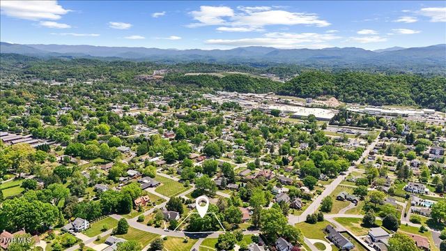 802 South Mountain View Circle, Johnson City, TN 37601