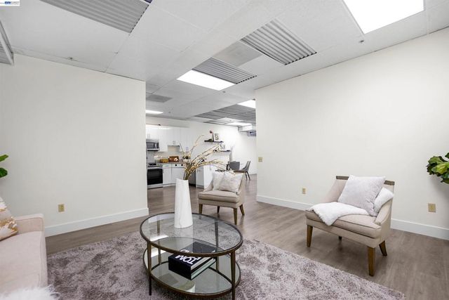 850 W Grand Ave B, Oakland, CA 94607