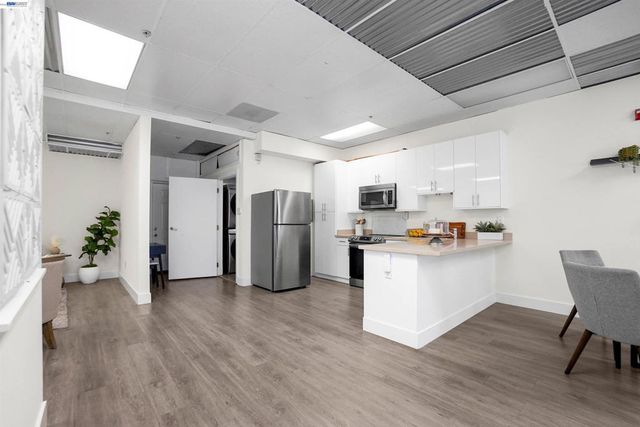 850 W Grand Ave B, Oakland, CA 94607
