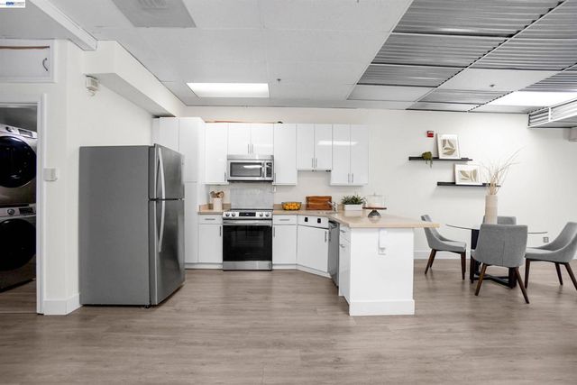 850 W Grand Ave B, Oakland, CA 94607