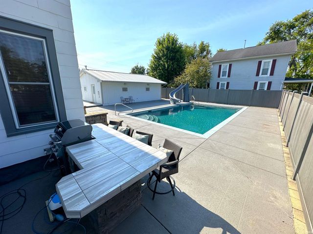 400 S PRAIRIE Street, Brookston, IN 47923