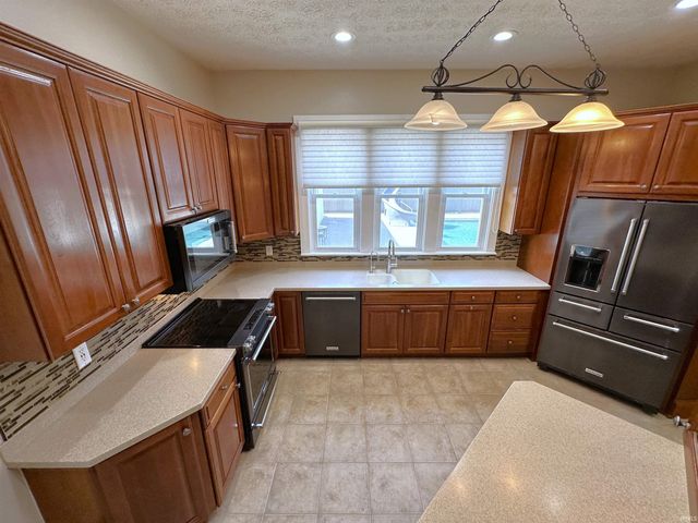 400 S PRAIRIE Street, Brookston, IN 47923