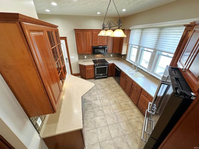 400 S PRAIRIE Street, Brookston, IN 47923