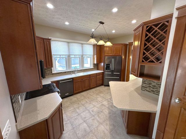 400 S PRAIRIE Street, Brookston, IN 47923
