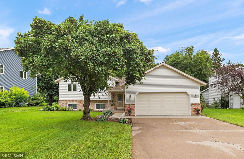 1388 Dorland Road S, Maplewood, MN 55119