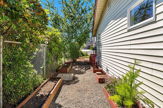 16022 11th Avenue SW, Burien, WA 98166