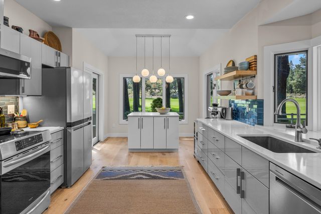 60733 Willow Creek Loop, Bend, OR 97702