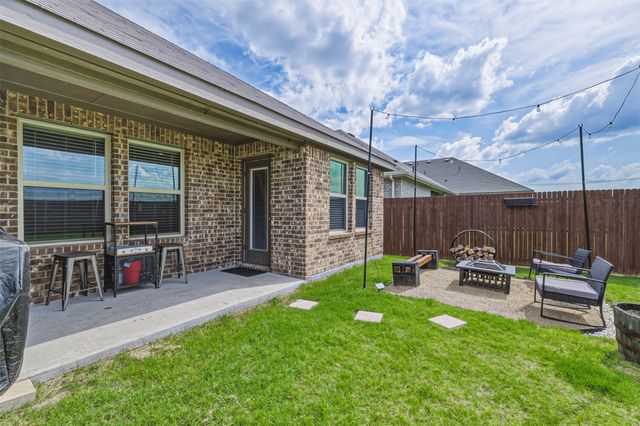 1210 Grand View Drive, Ennis, TX 75119