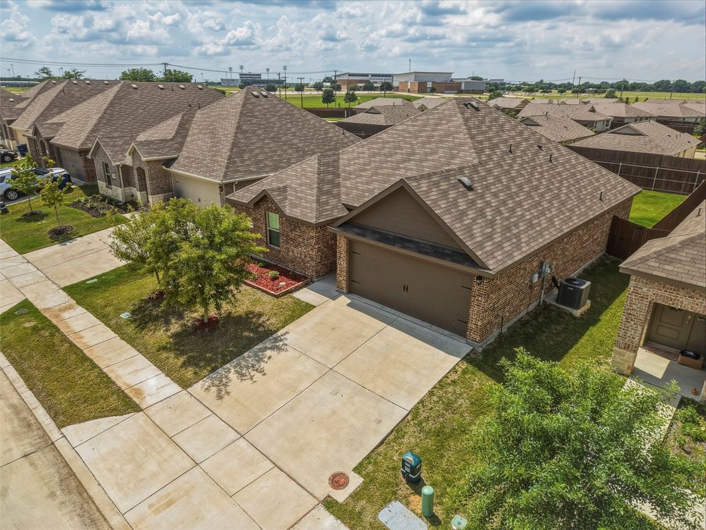 1210 Grand View Drive, Ennis, TX 75119