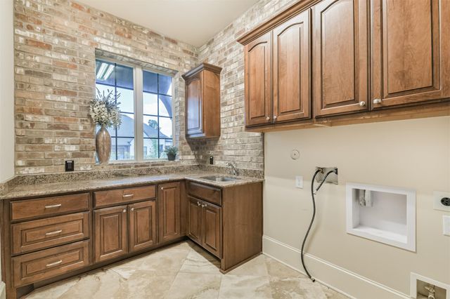 111 Oak Estates Drive, Conroe, TX 77384