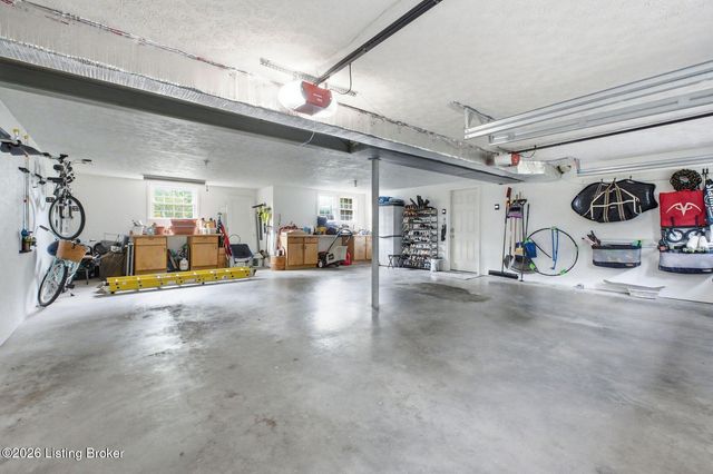 3410 Broeck Pointe Cir, Louisville, KY 40241
