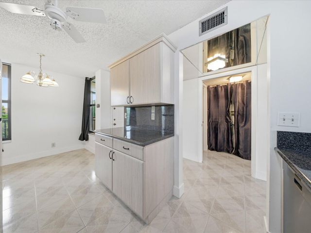 6539 CORAL LAKE Drive 403, Margate, FL 33063