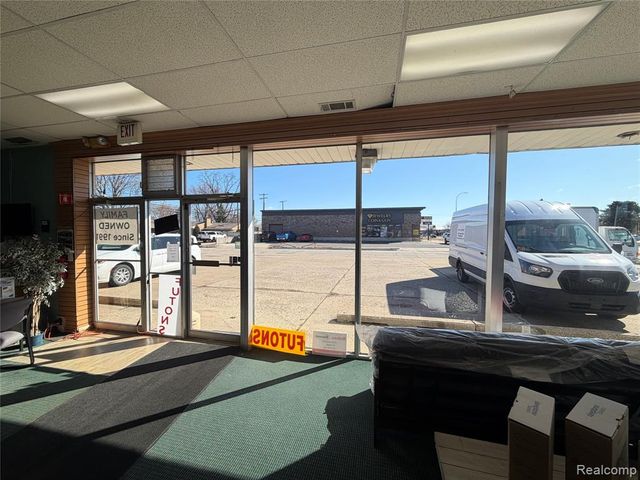 17820 Eureka Road, Southgate, MI 48195