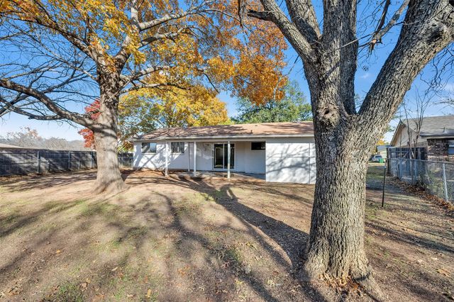 121 Quail Creek Drive, Crowley, TX 76036