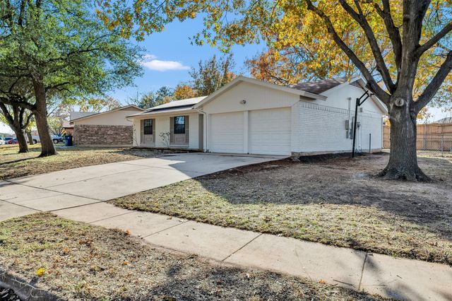 121 Quail Creek Drive, Crowley, TX 76036