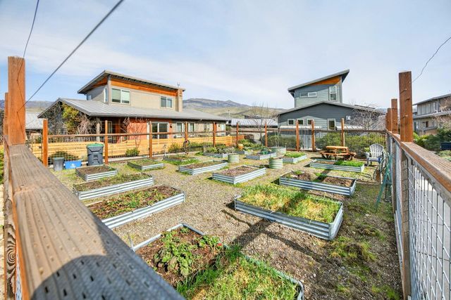 98 Dunn Circle, Ashland, OR 97520