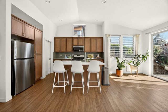 98 Dunn Circle, Ashland, OR 97520