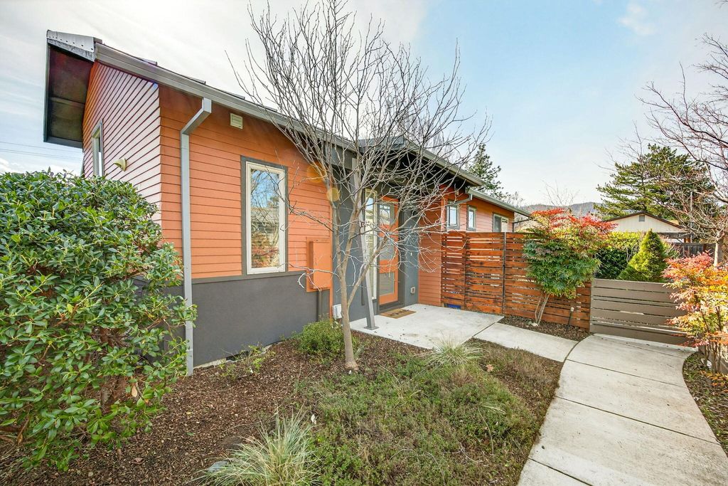 98 Dunn Circle, Ashland, OR 97520